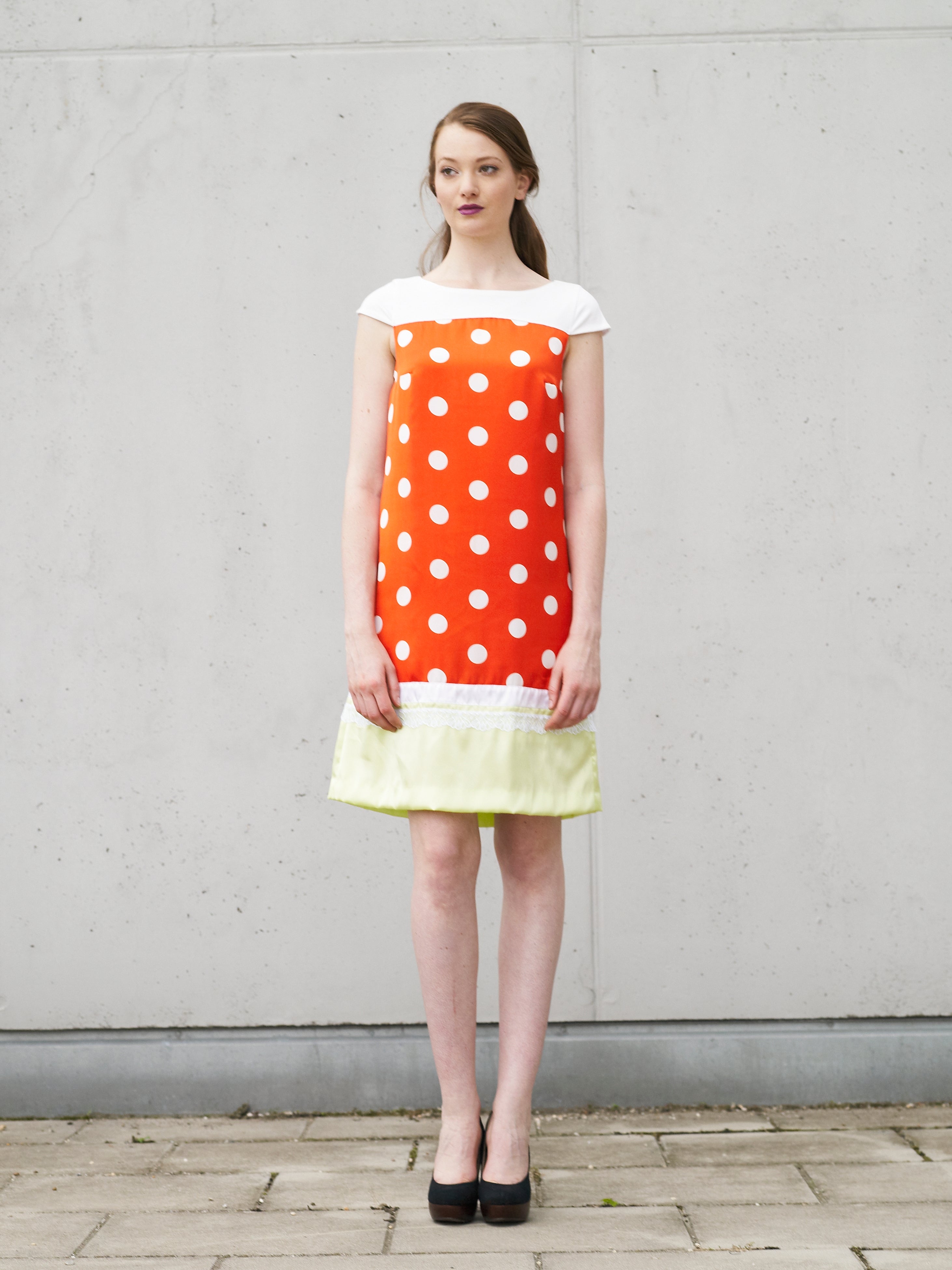 Satinkleid mit Polka-dot-print | A-Linie