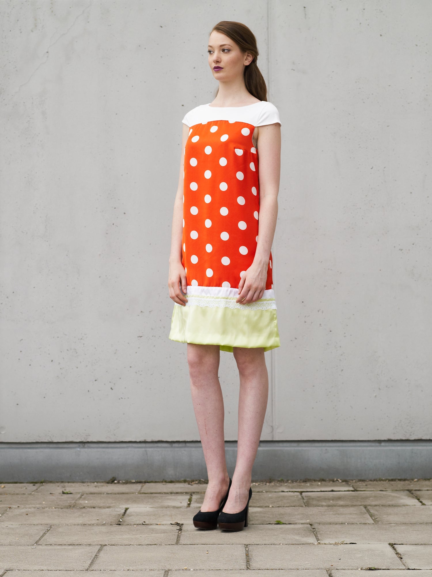 Satinkleid mit Polka-dot-print | A-Linie