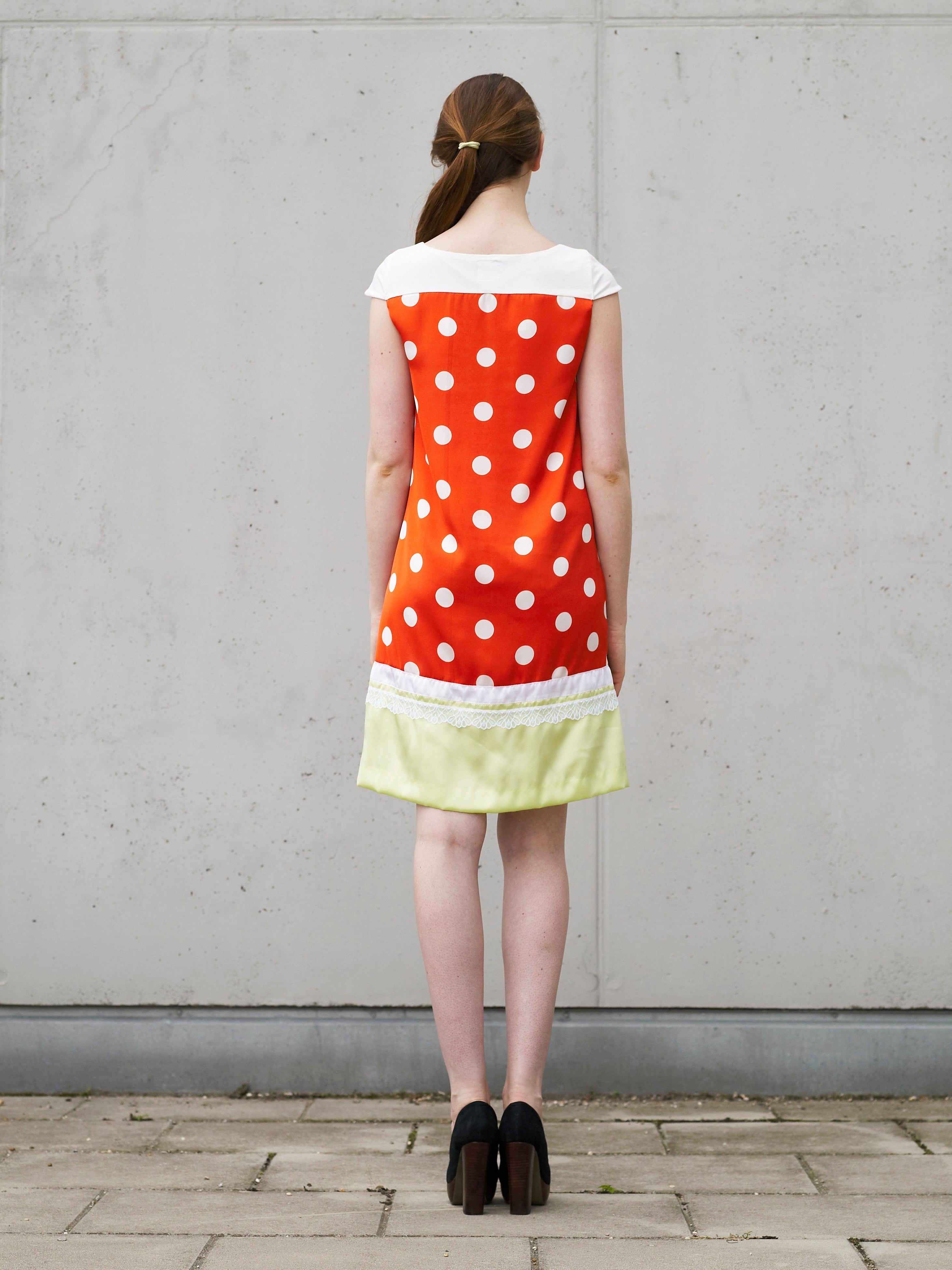 Satinkleid mit Polka-dot-print | A-Linie