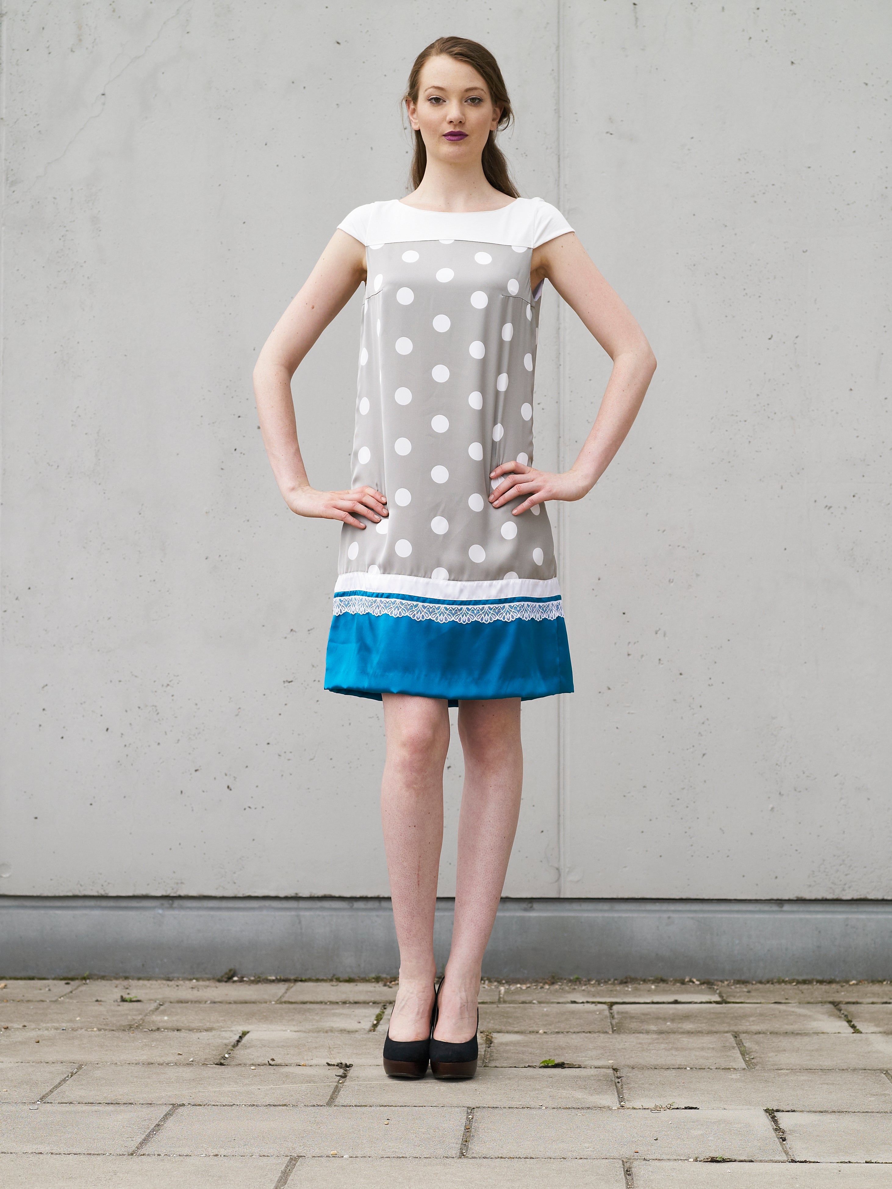 Satinkleid mit Polka-dot-print | A-Linie